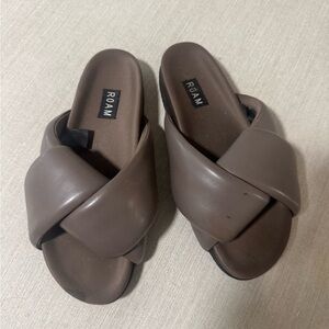 ROAM Black and Brown Fabric Detail